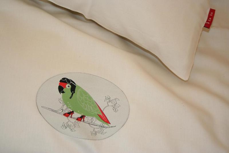 Edle Bettwäsche aus Bio-Baumwollsatin, Set 135x200 + Kissen, Motiv Verträumter Papagei